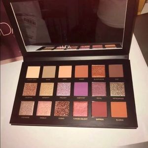 Huda Beauty desert dusk palette
